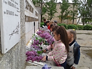 Возложение цветов к мемориалу
